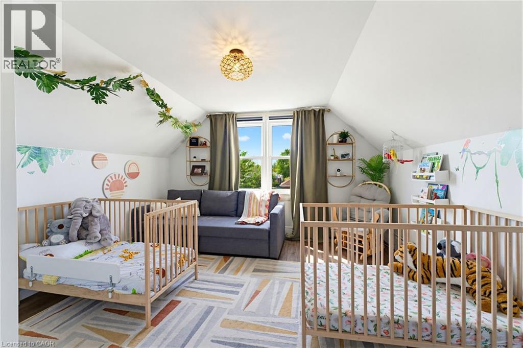 140 Parkdale Avenue S, Hamilton, ON - Indoor Photo Showing Bedroom