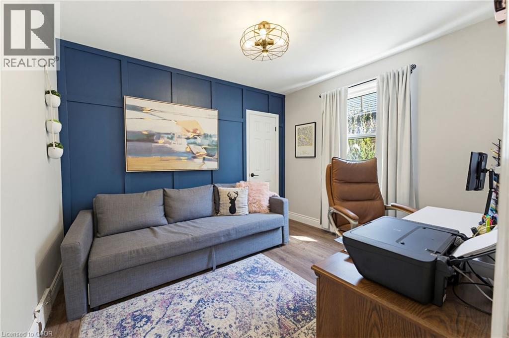 140 Parkdale Avenue S, Hamilton, ON - Indoor Photo Showing Living Room