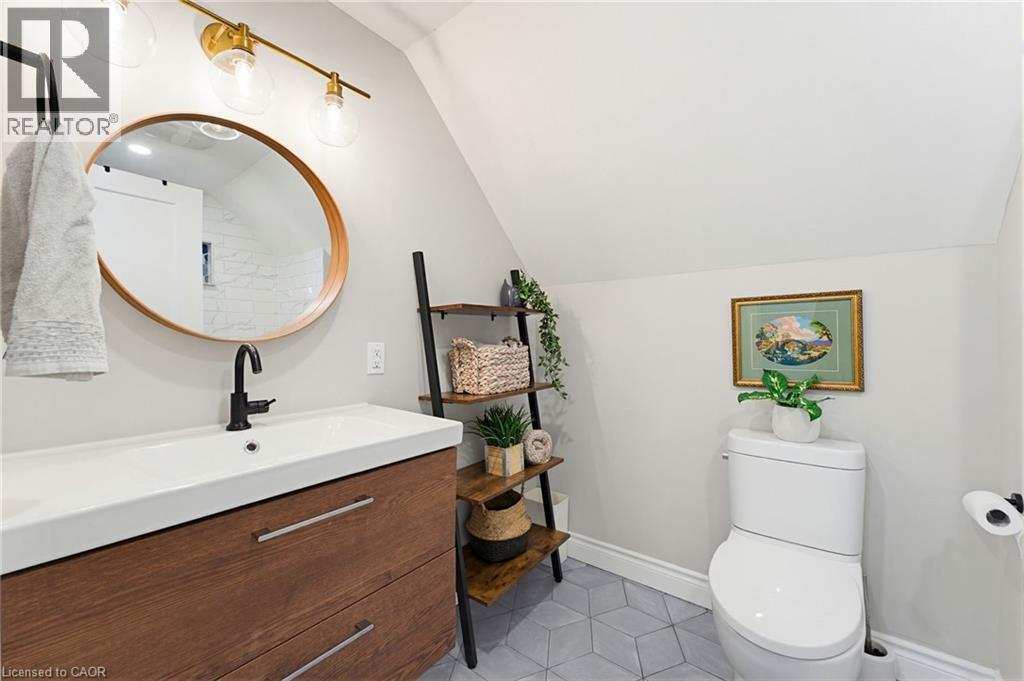 140 Parkdale Avenue S, Hamilton, ON - Indoor Photo Showing Bathroom