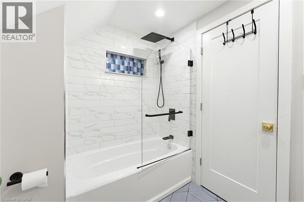 140 Parkdale Avenue S, Hamilton, ON - Indoor Photo Showing Bathroom