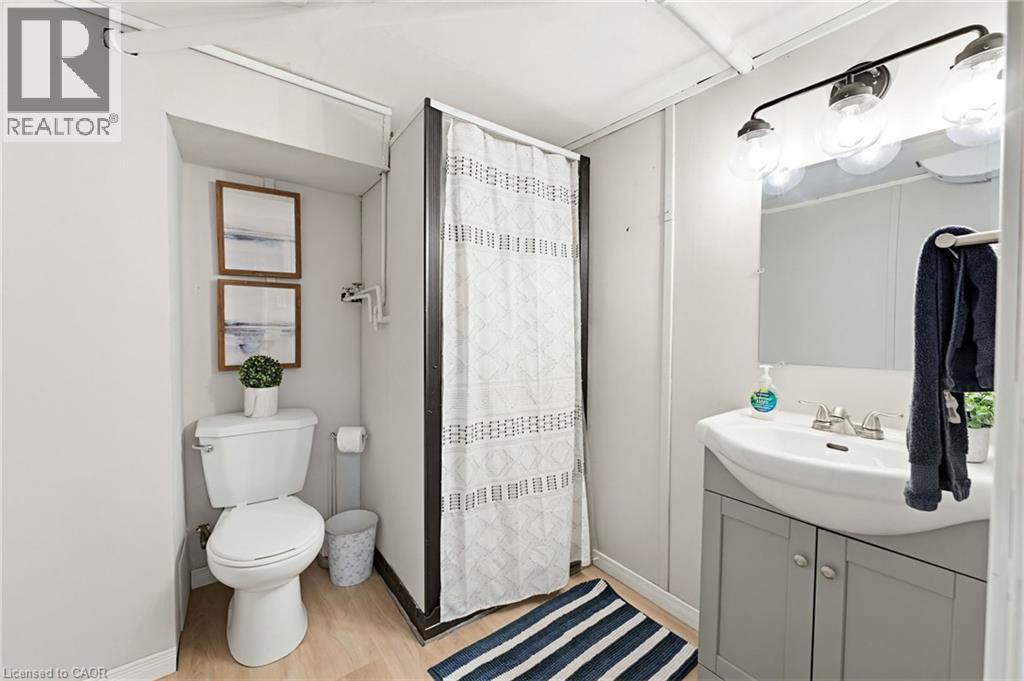 140 Parkdale Avenue S, Hamilton, ON - Indoor Photo Showing Bathroom