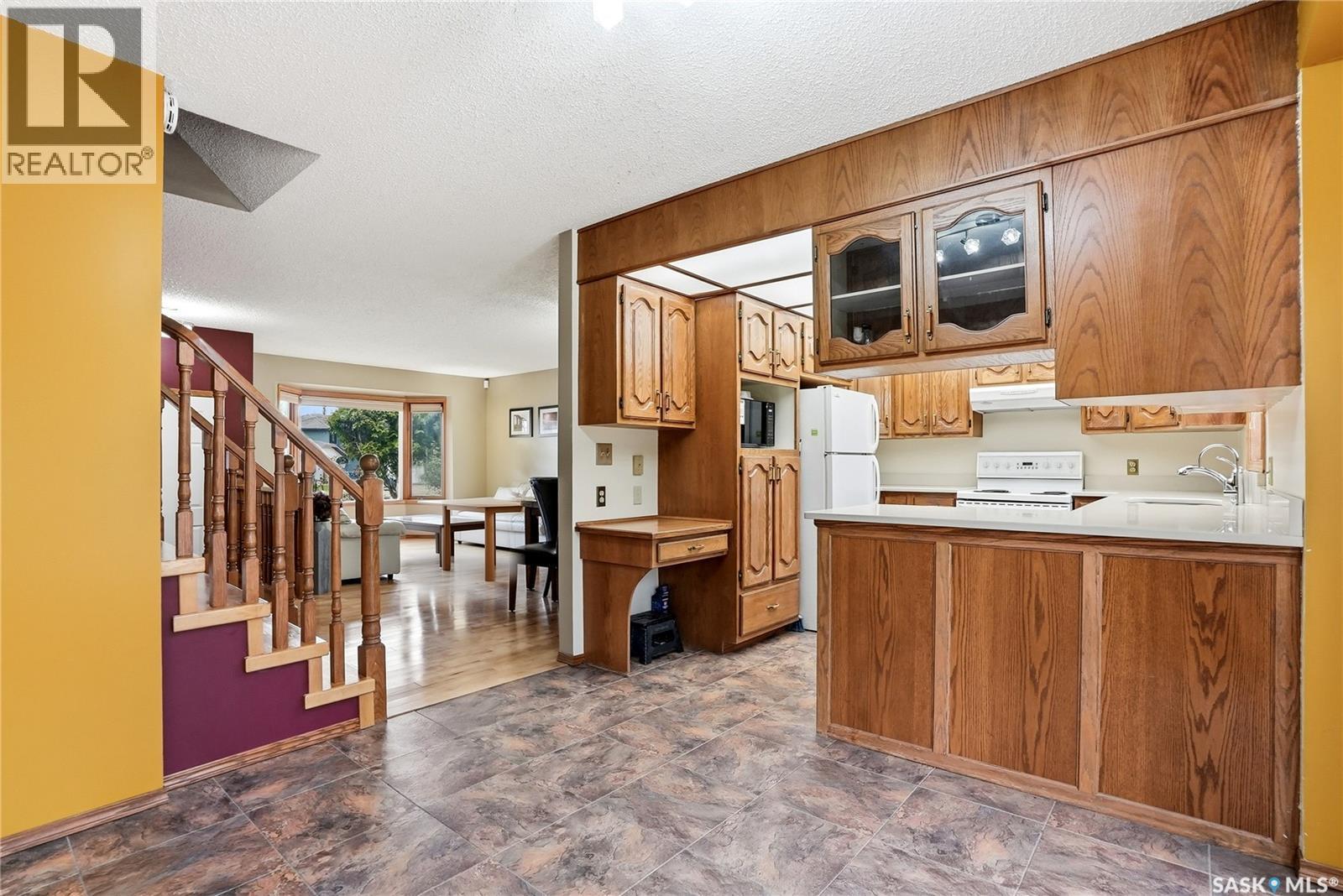 540 Nesslin Crescent, Saskatoon, SK - Indoor Photo Showing Kitchen
