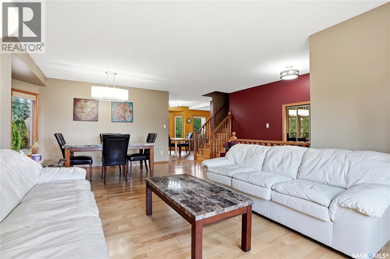 540 Nesslin Crescent, Saskatoon, SK - Indoor Photo Showing Living Room