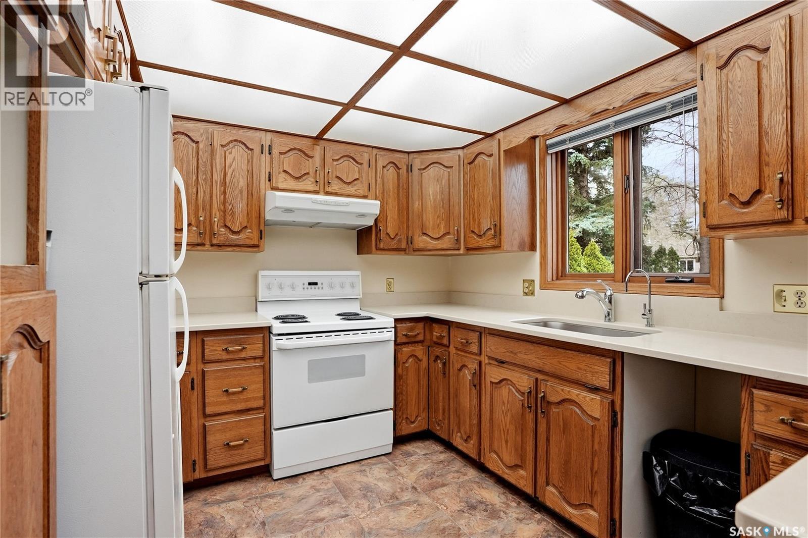 540 Nesslin Crescent, Saskatoon, SK - Indoor Photo Showing Kitchen