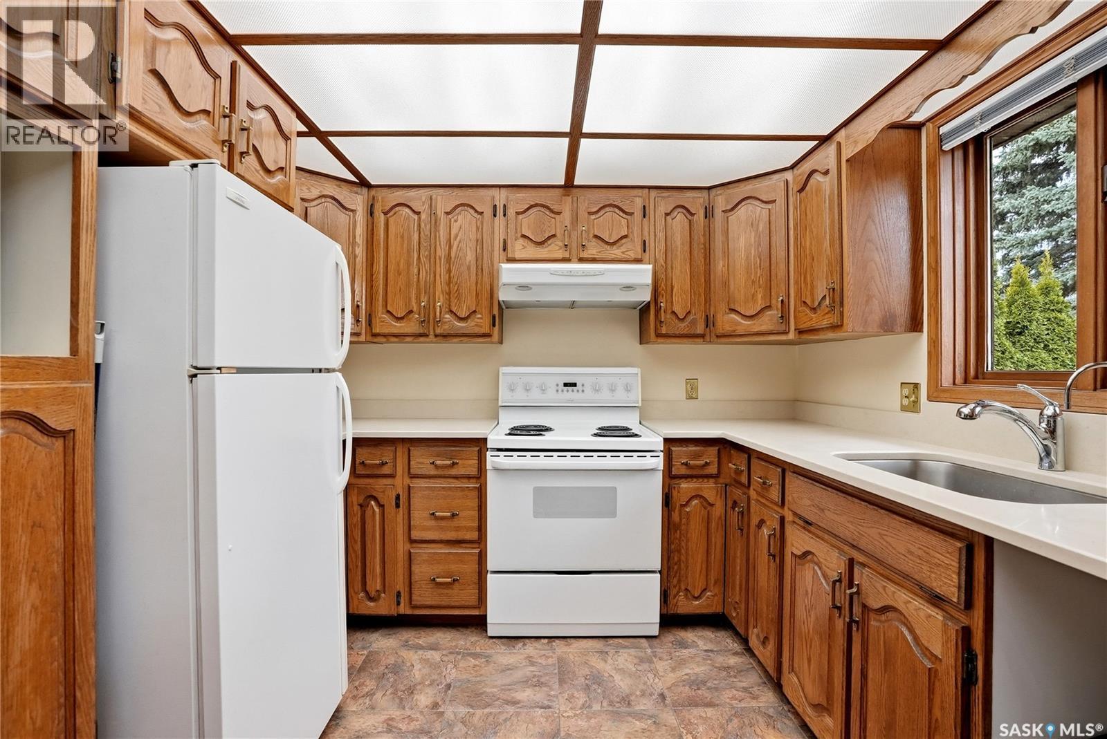 540 Nesslin Crescent, Saskatoon, SK - Indoor Photo Showing Kitchen