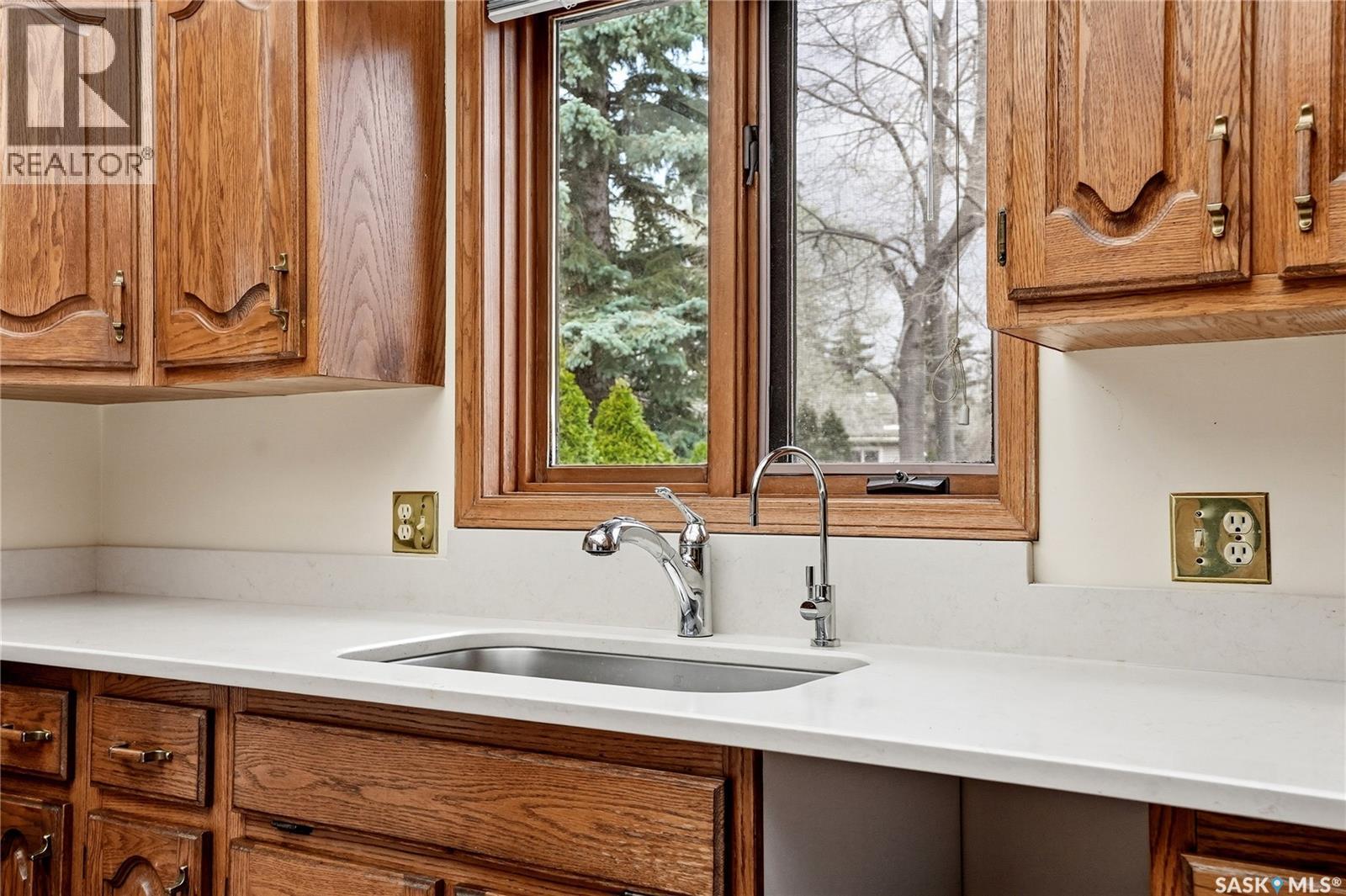 540 Nesslin Crescent, Saskatoon, SK - Indoor Photo Showing Kitchen