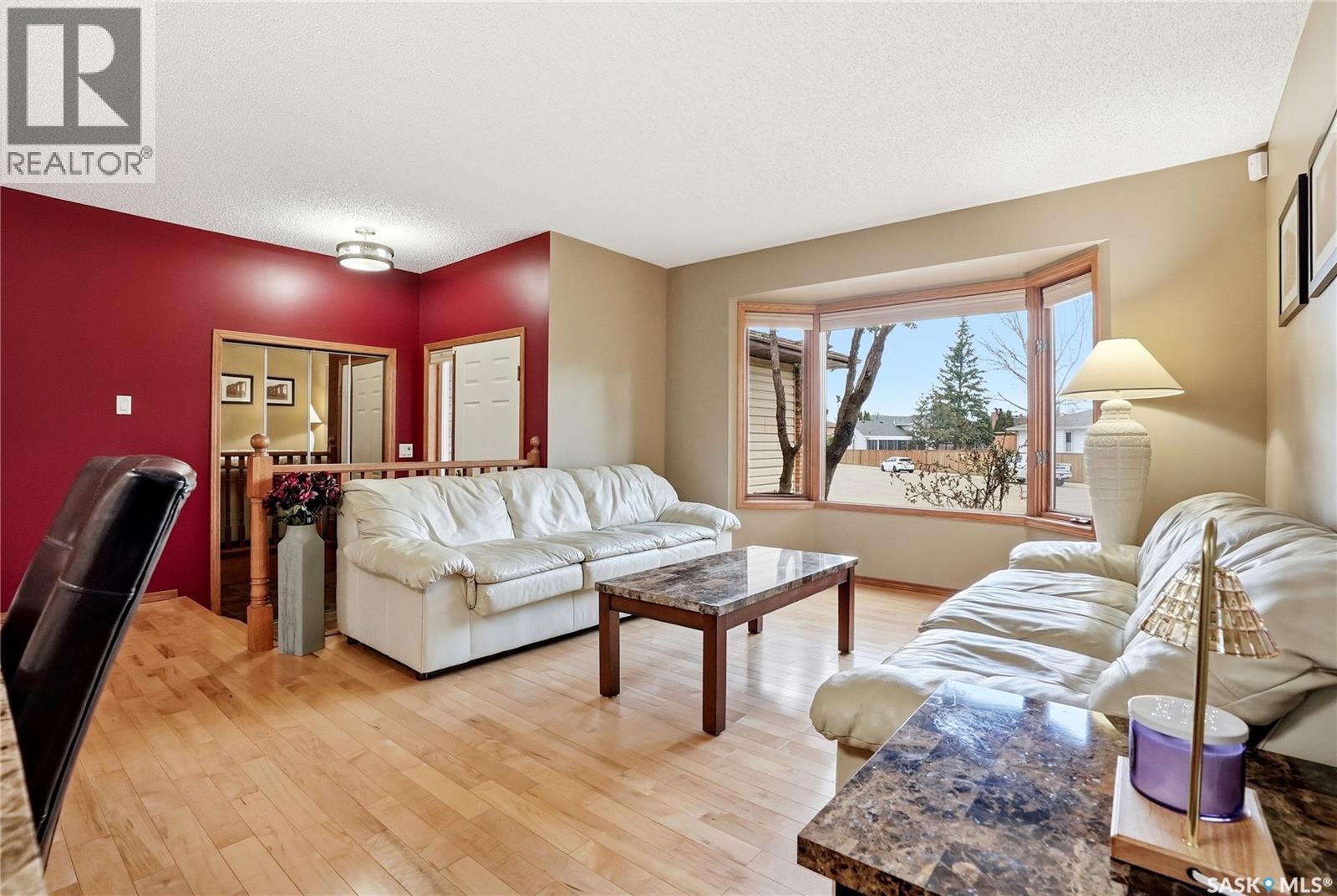 540 Nesslin Crescent, Saskatoon, SK - Indoor Photo Showing Living Room