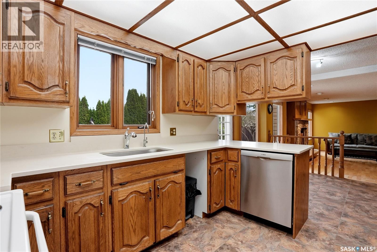 540 Nesslin Crescent, Saskatoon, SK - Indoor Photo Showing Kitchen