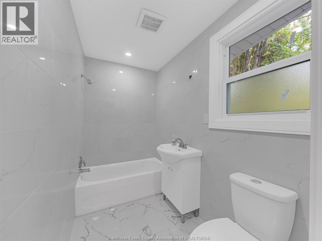 406 Partington, Windsor, ON - Indoor Photo Showing Bathroom