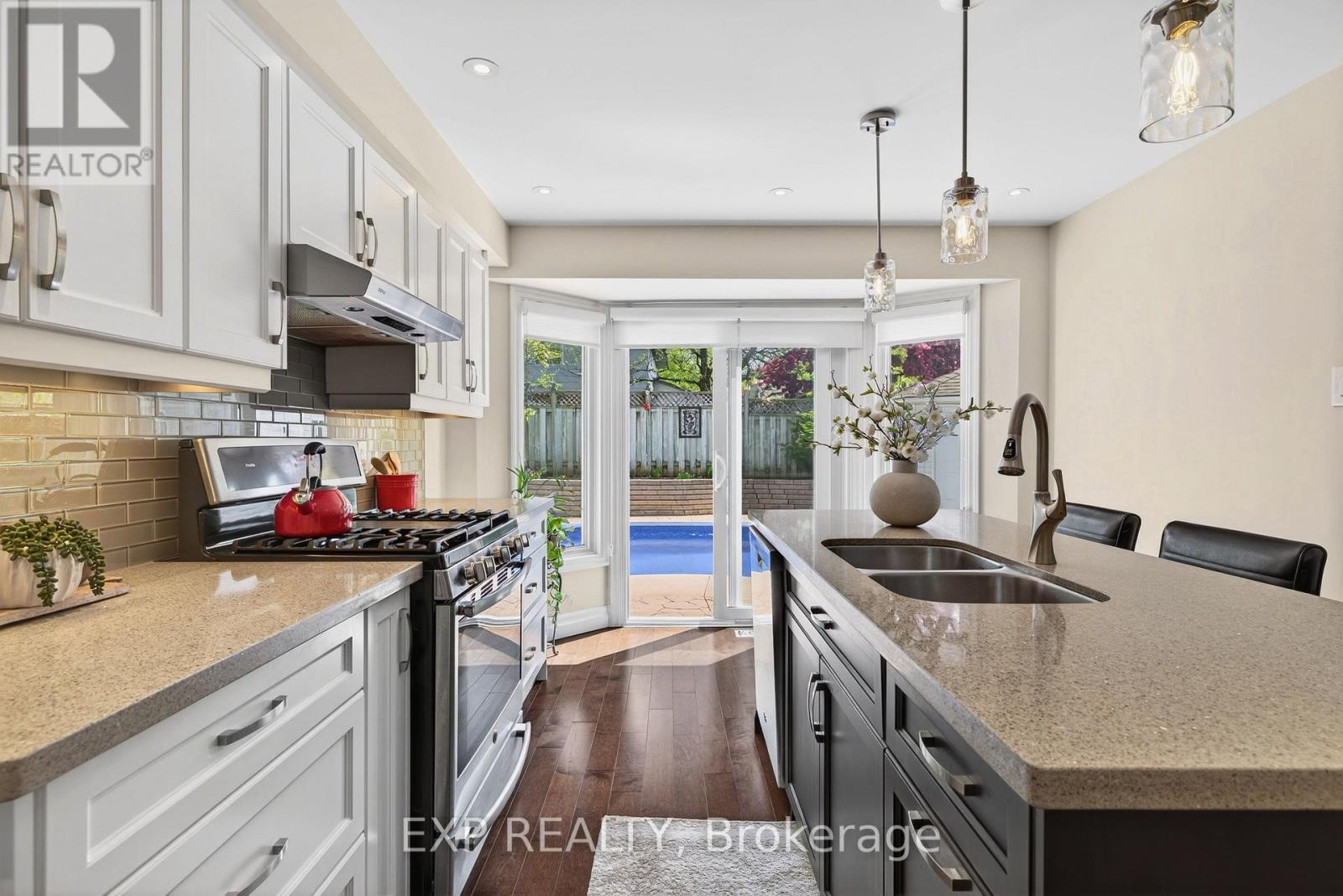 108 Old Forest Crescent, Kitchener, ON - Indoor Photo Showing Kitchen With Double Sink With Upgraded Kitchen