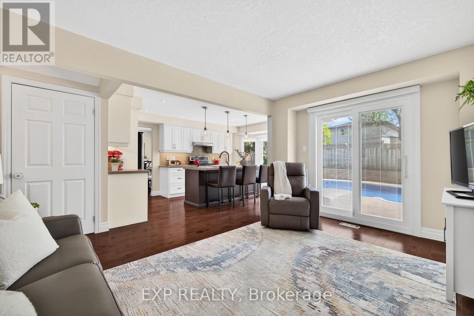 108 Old Forest Crescent, Kitchener, ON - Indoor Photo Showing Living Room