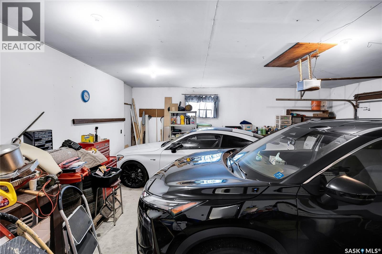 370 Kellins Crescent, Saskatoon, SK - Indoor Photo Showing Garage