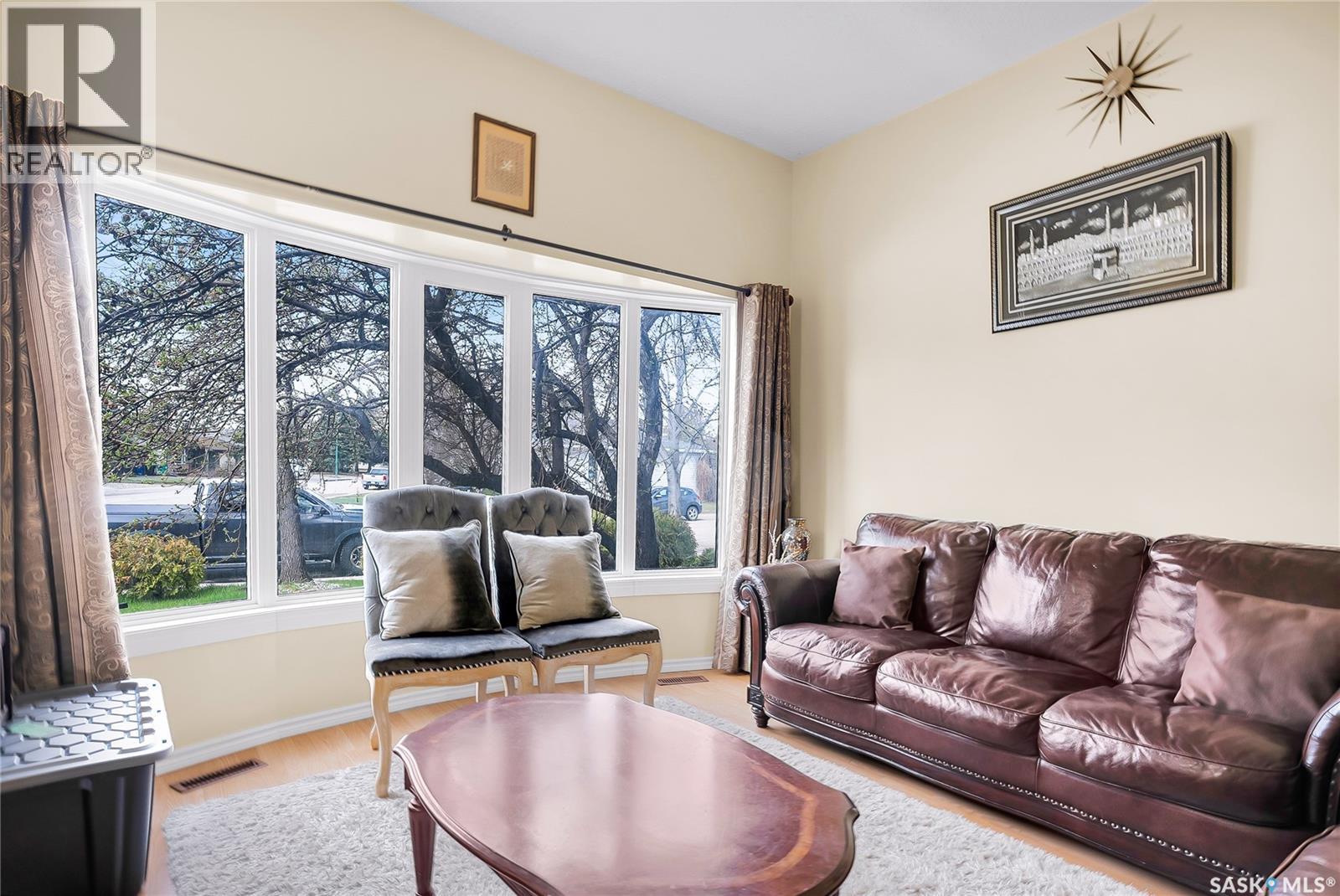 370 Kellins Crescent, Saskatoon, SK - Indoor Photo Showing Living Room