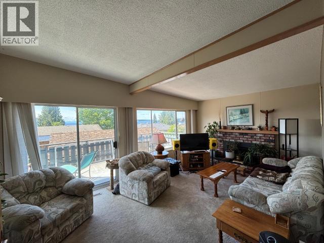 3749 Strathcona Ave, Powell River, BC - Indoor Photo Showing Living Room