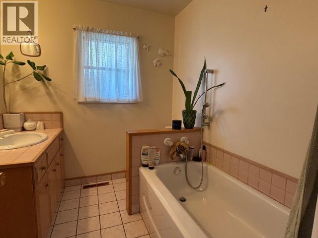 3749 Strathcona Ave, Powell River, BC - Indoor Photo Showing Bathroom