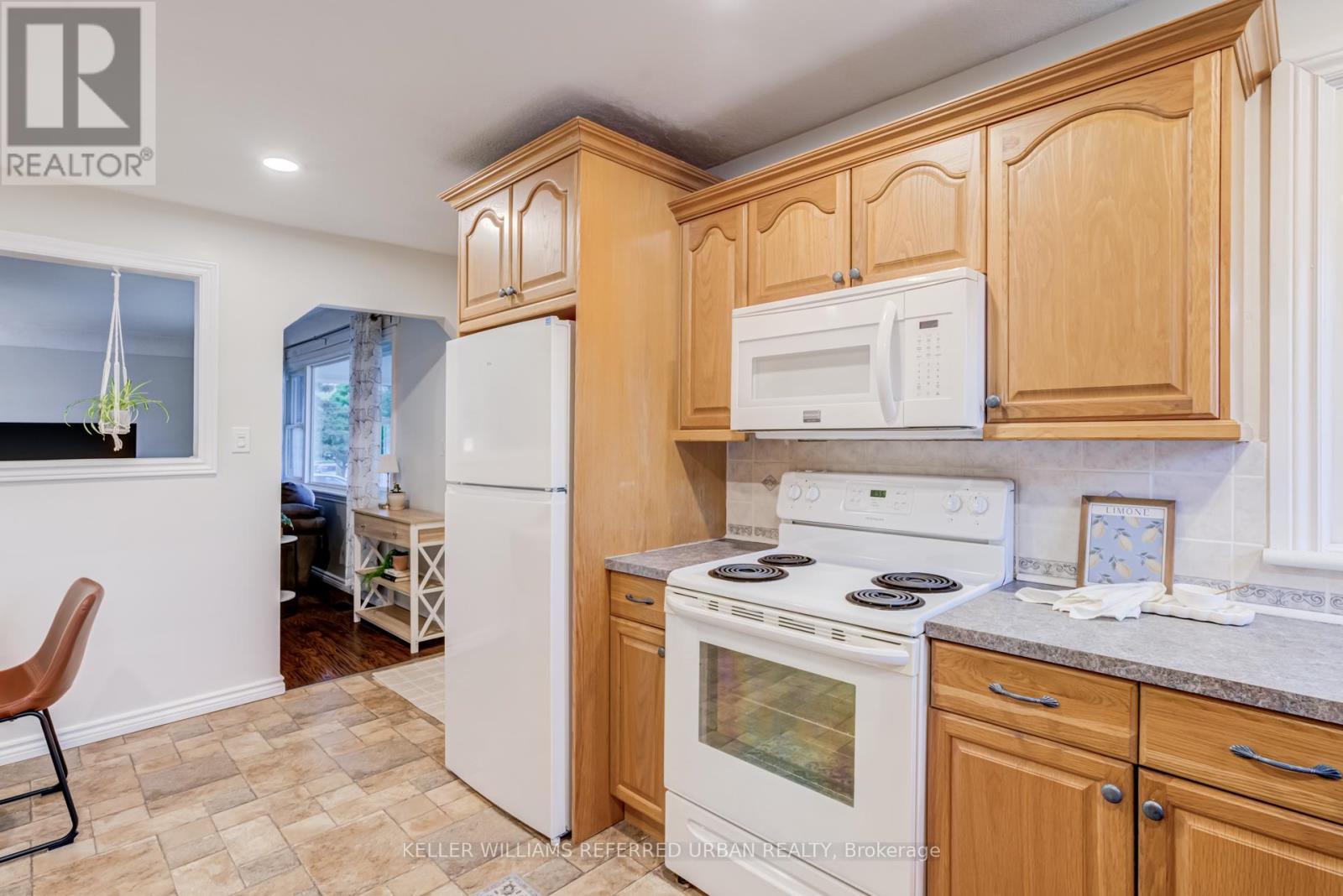 98 Duncombe Drive, Hamilton, ON - Indoor Photo Showing Kitchen