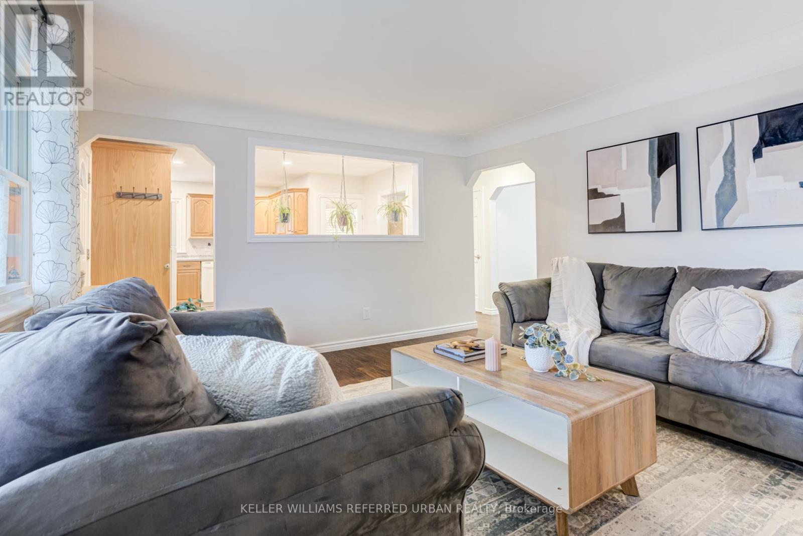 98 Duncombe Drive, Hamilton, ON - Indoor Photo Showing Living Room