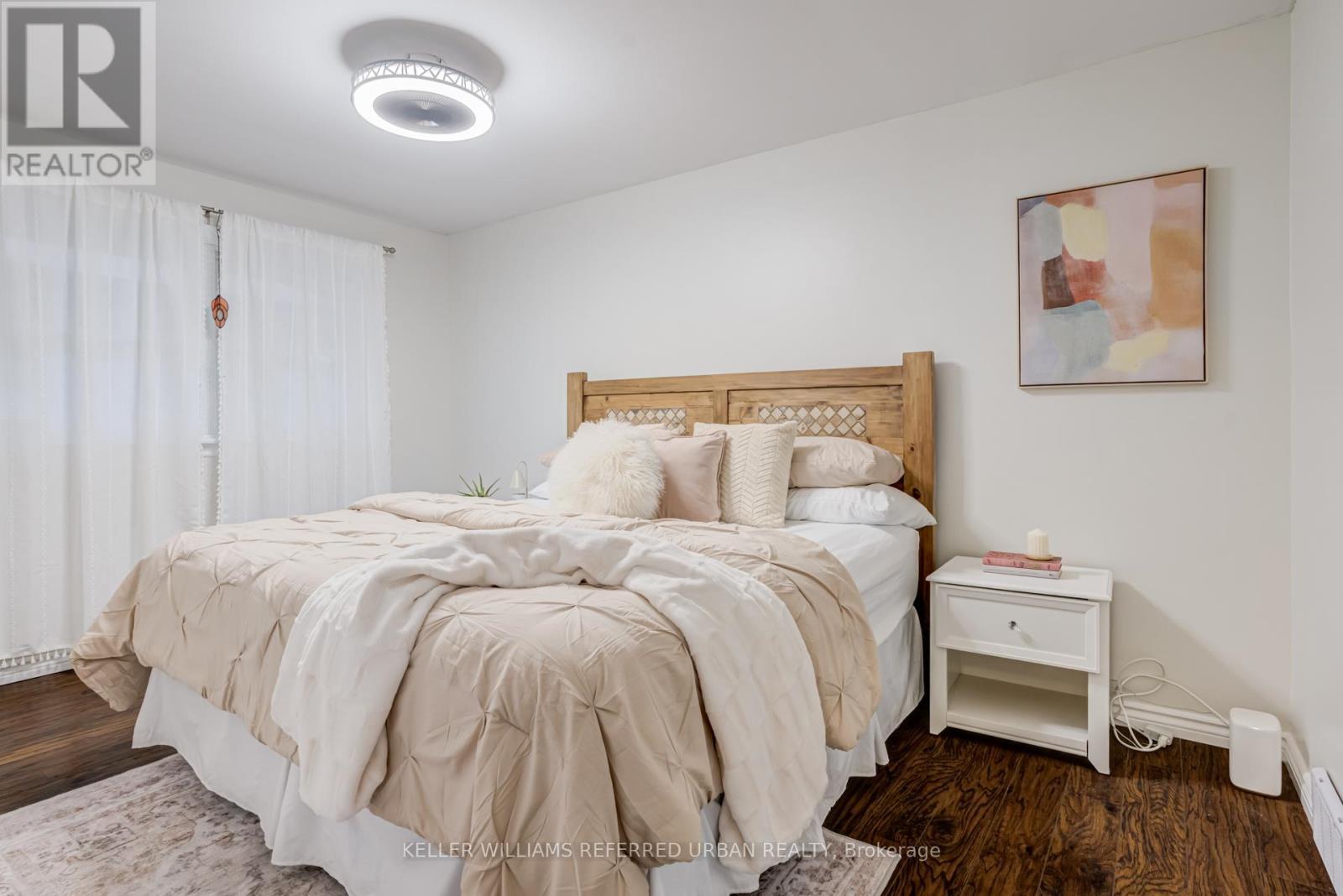 98 Duncombe Drive, Hamilton, ON - Indoor Photo Showing Bedroom