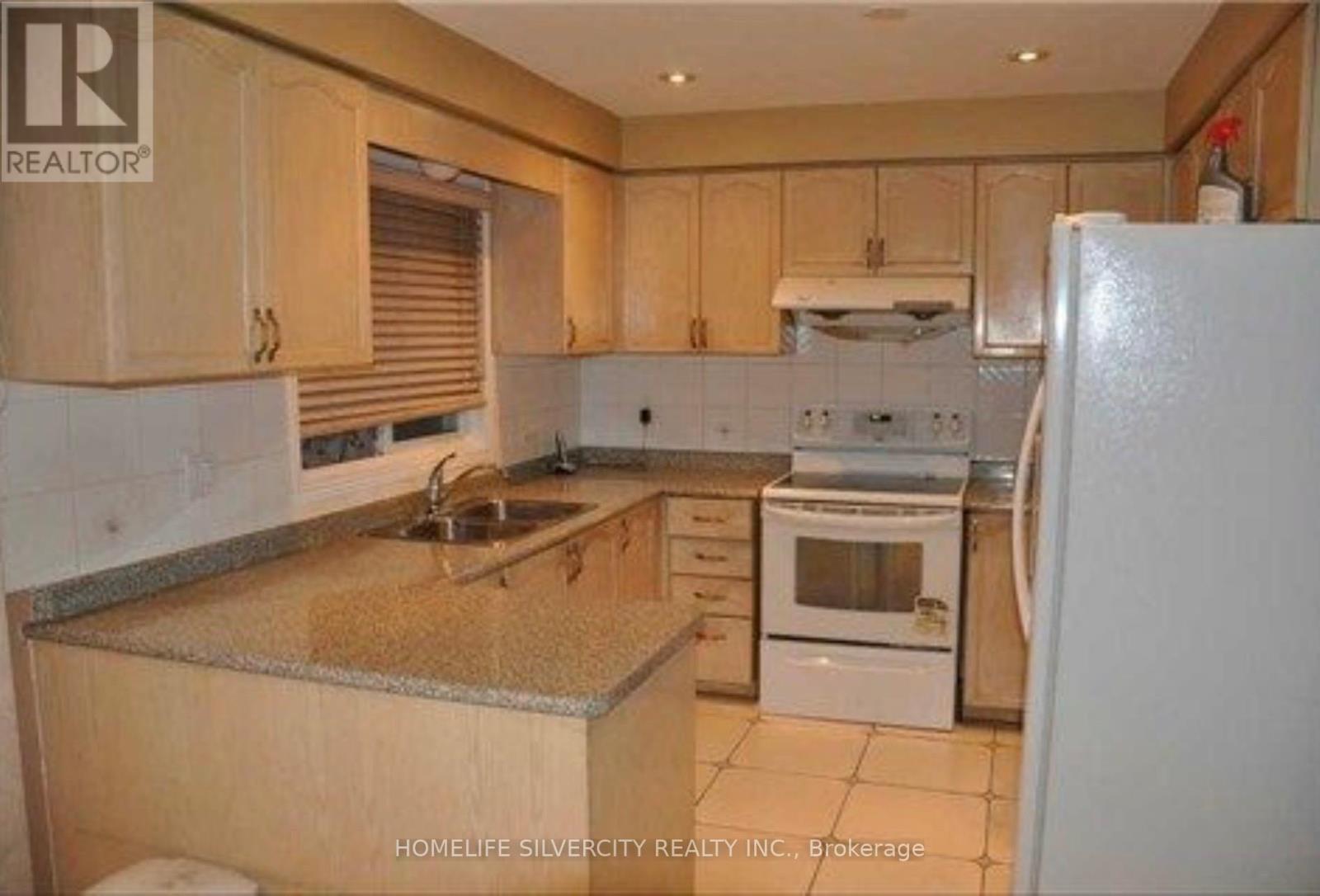 1169 White Clover Way, Mississauga, ON - Indoor Photo Showing Kitchen With Double Sink