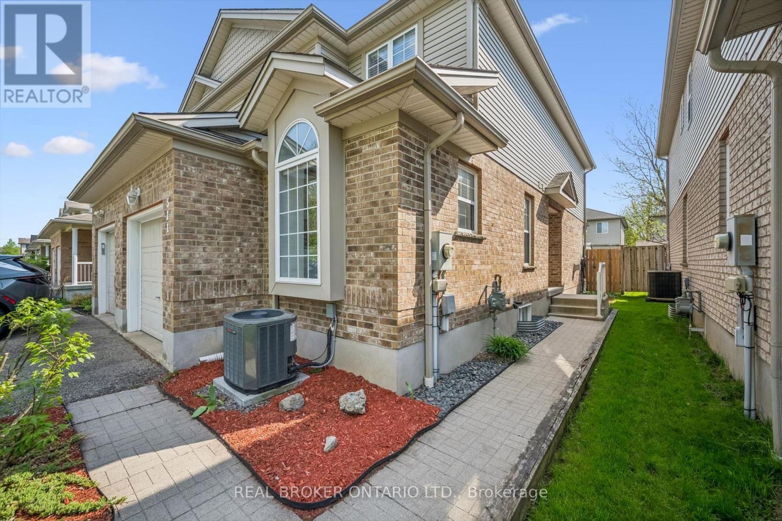Brick and siding exterior decorative arched window - 511 Dansbury Drive, Waterloo, ON - Outdoor