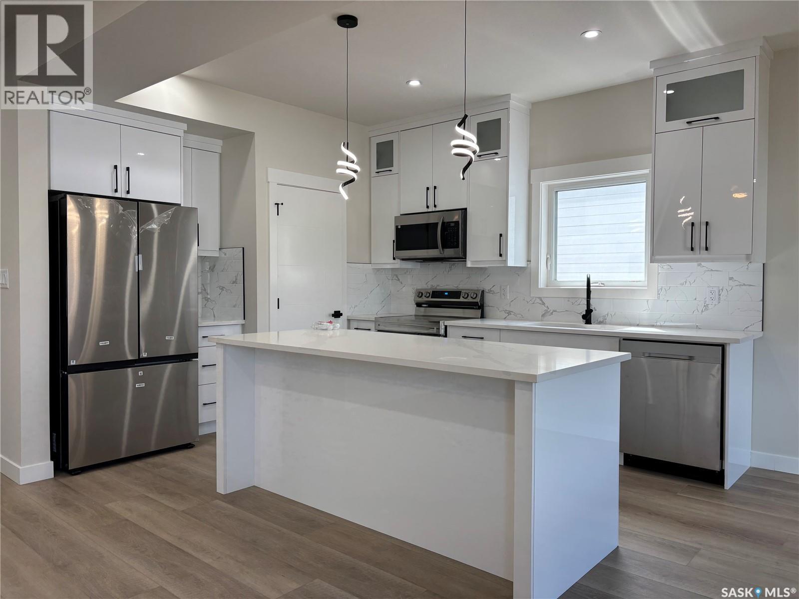 222 Veterans Drive, Warman, SK - Indoor Photo Showing Kitchen With Upgraded Kitchen