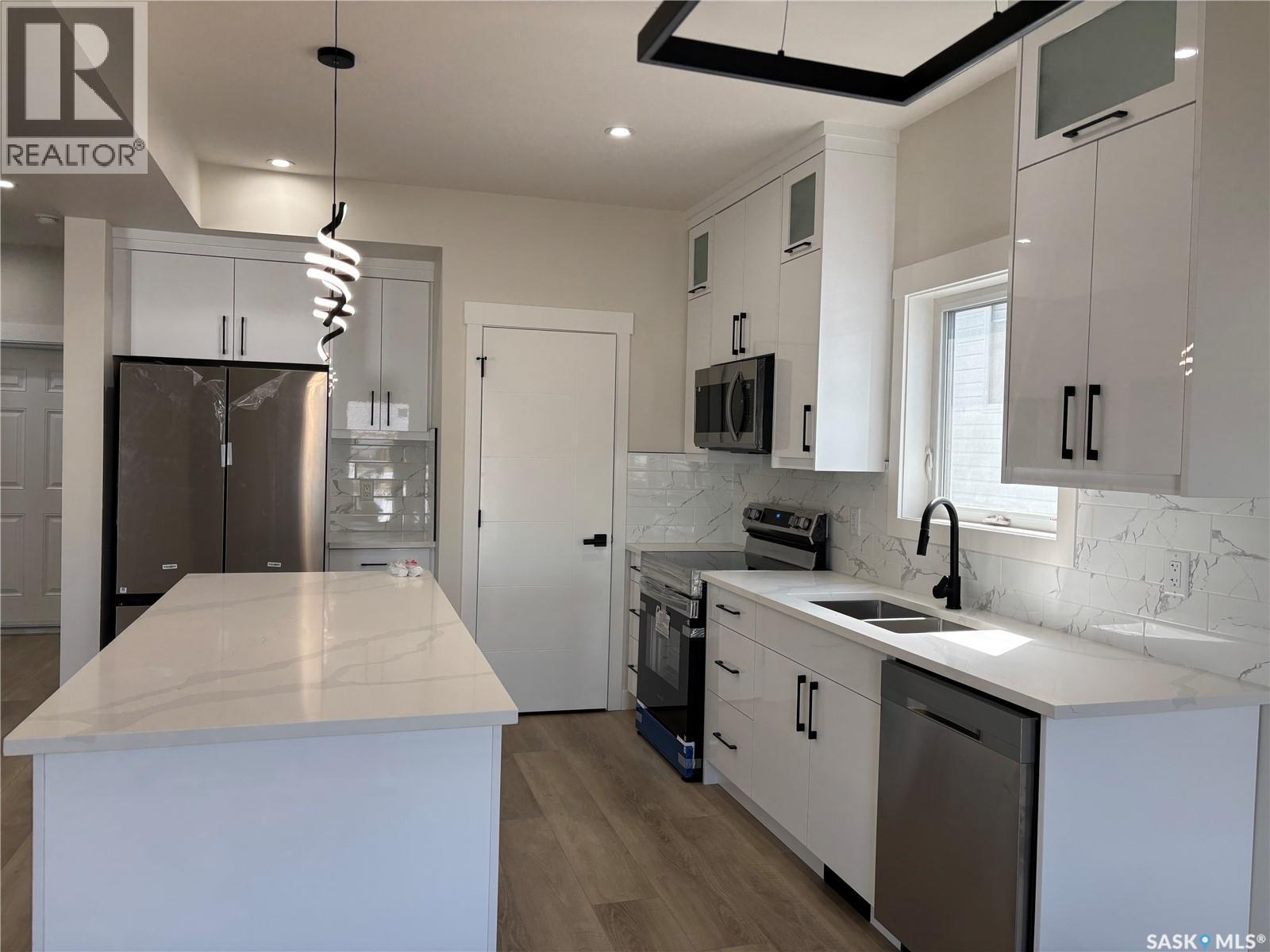 222 Veterans Drive, Warman, SK - Indoor Photo Showing Kitchen With Double Sink With Upgraded Kitchen