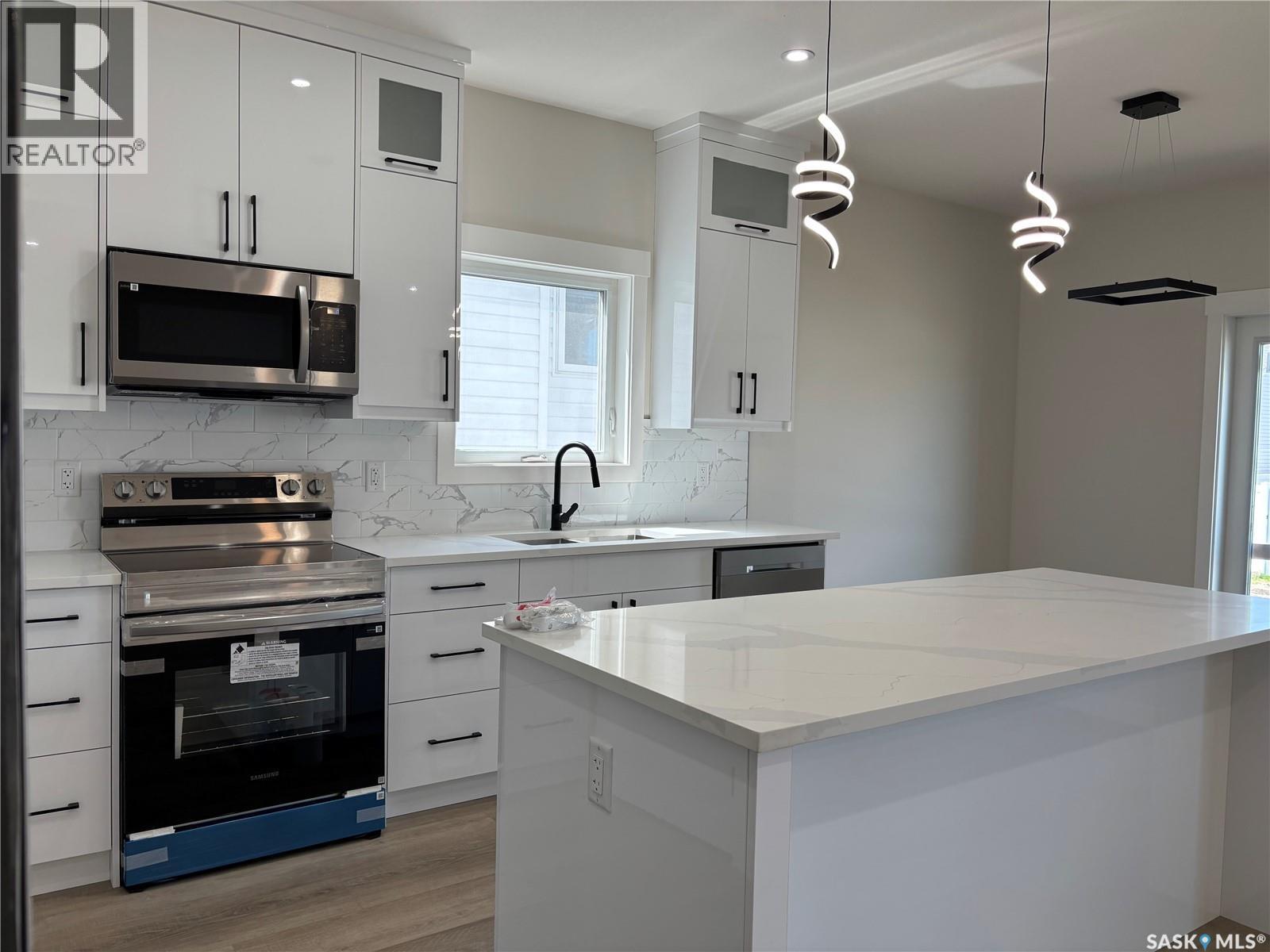 222 Veterans Drive, Warman, SK - Indoor Photo Showing Kitchen With Upgraded Kitchen