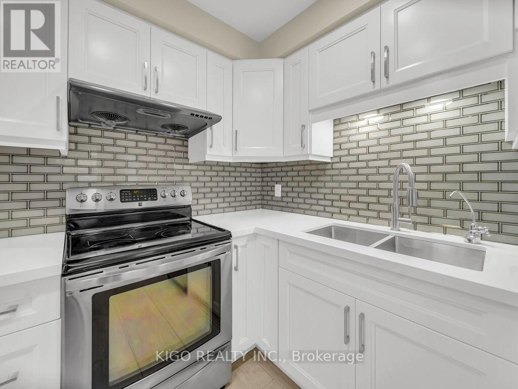 16 Glennie Court, Cambridge, ON - Indoor Photo Showing Kitchen With Double Sink With Upgraded Kitchen