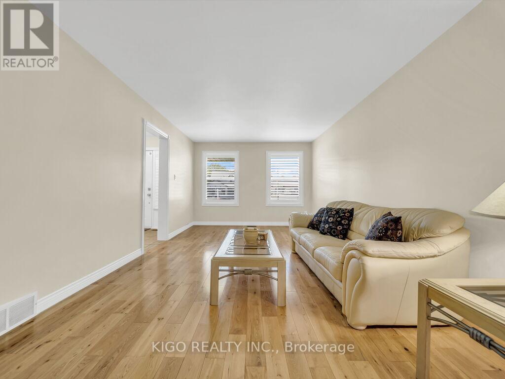 16 Glennie Court, Cambridge, ON - Indoor Photo Showing Living Room