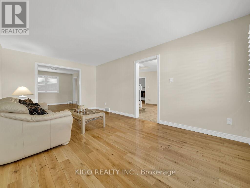16 Glennie Court, Cambridge, ON - Indoor Photo Showing Living Room