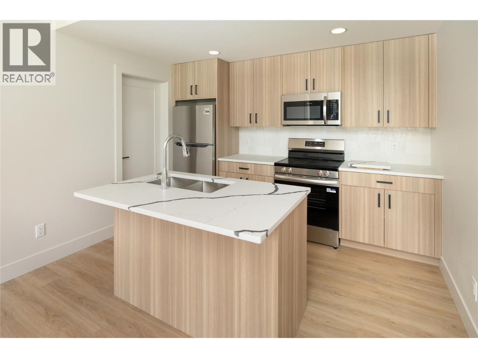 2125 Montenegro Drive, Kelowna, BC - Indoor Photo Showing Kitchen