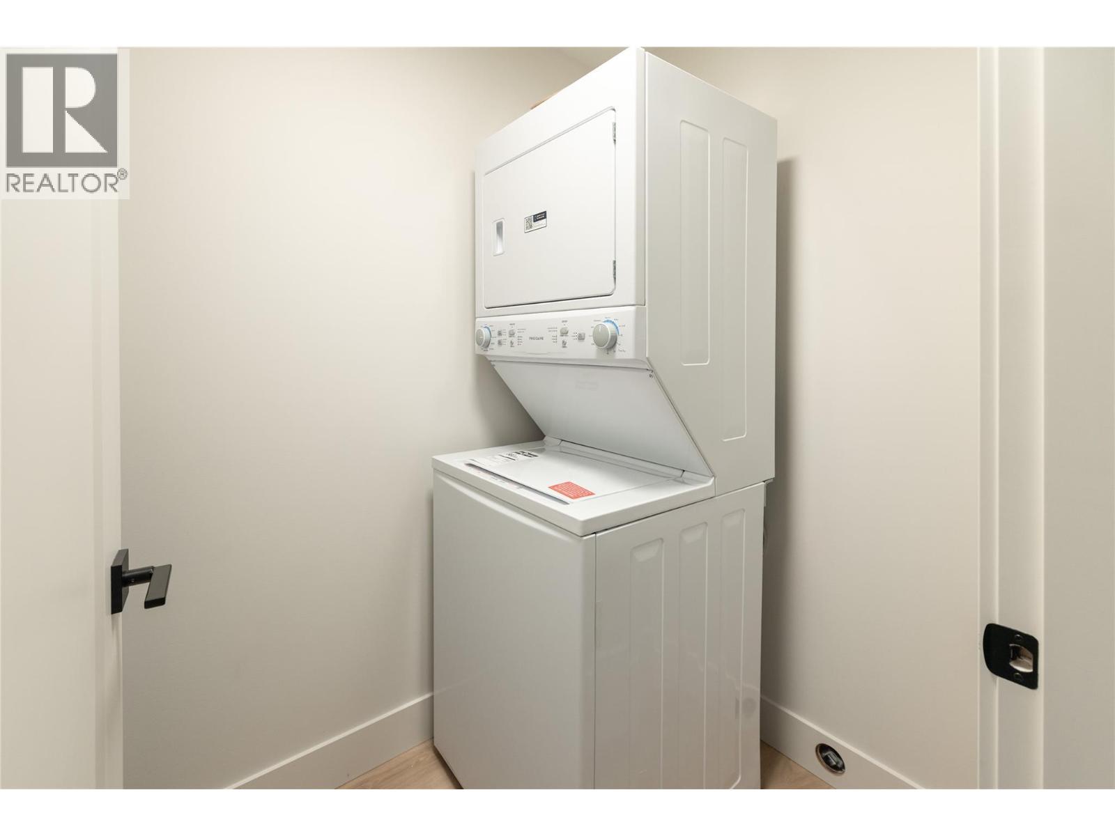 2125 Montenegro Drive, Kelowna, BC - Indoor Photo Showing Laundry Room