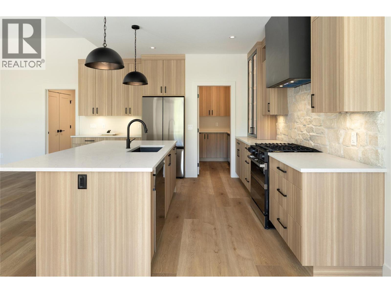 2125 Montenegro Drive, Kelowna, BC - Indoor Photo Showing Kitchen With Upgraded Kitchen