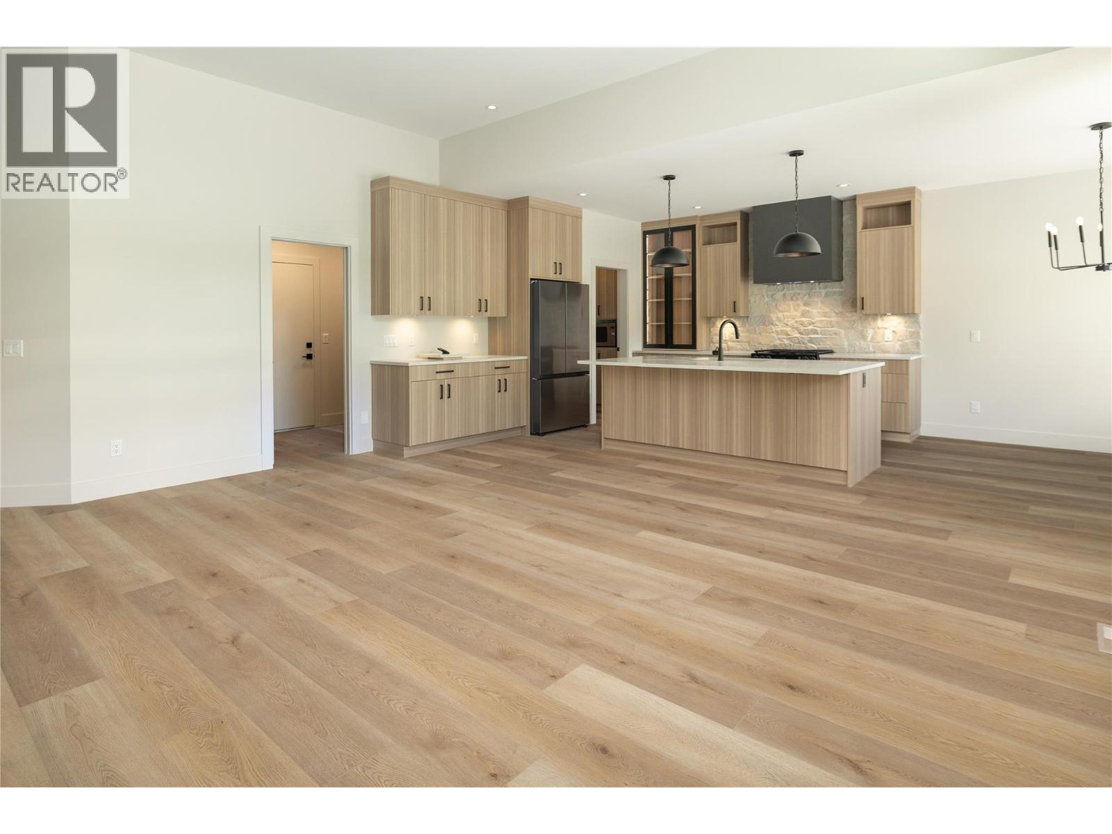 2125 Montenegro Drive, Kelowna, BC - Indoor Photo Showing Kitchen With Upgraded Kitchen