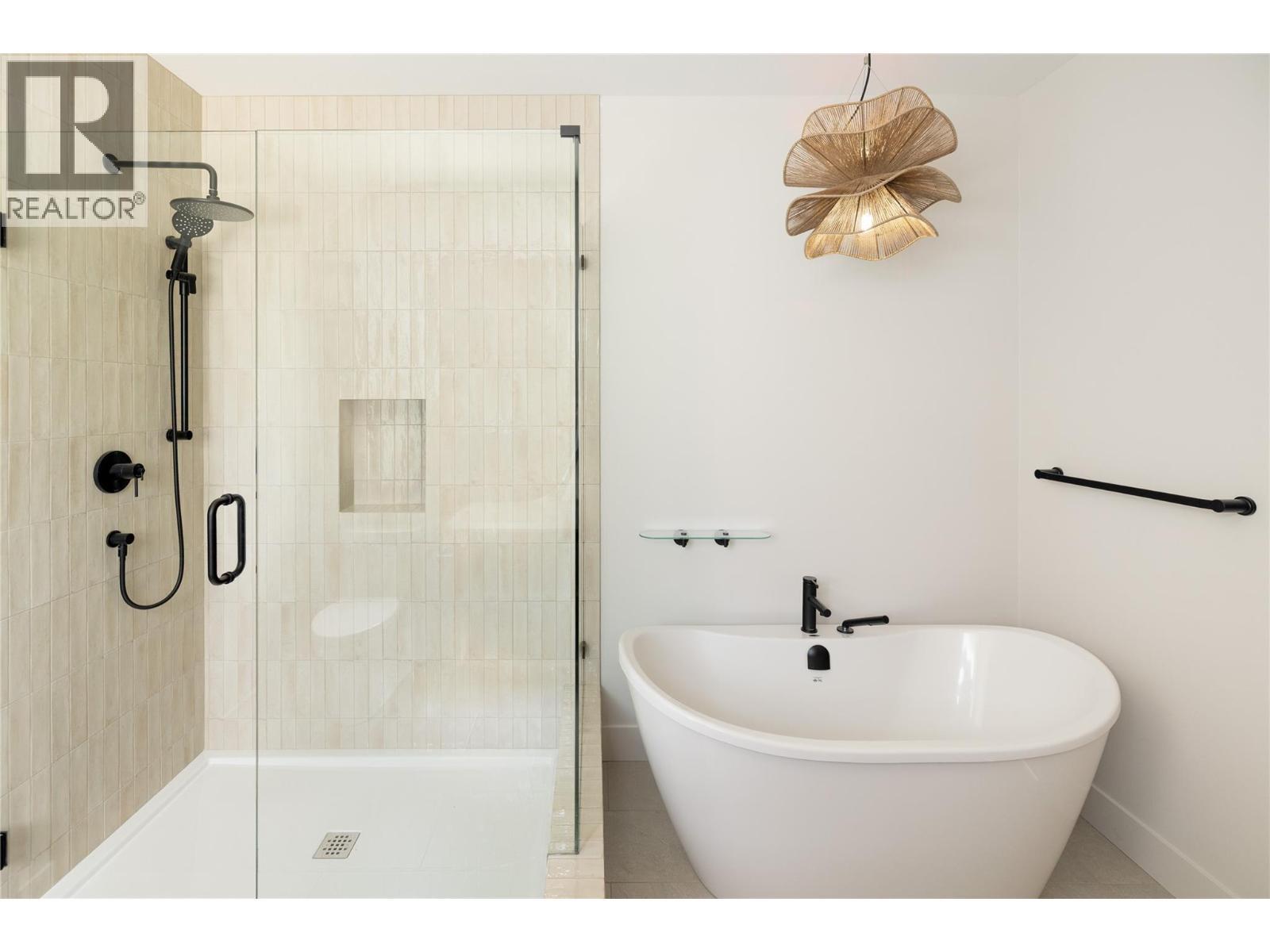 2125 Montenegro Drive, Kelowna, BC - Indoor Photo Showing Bathroom
