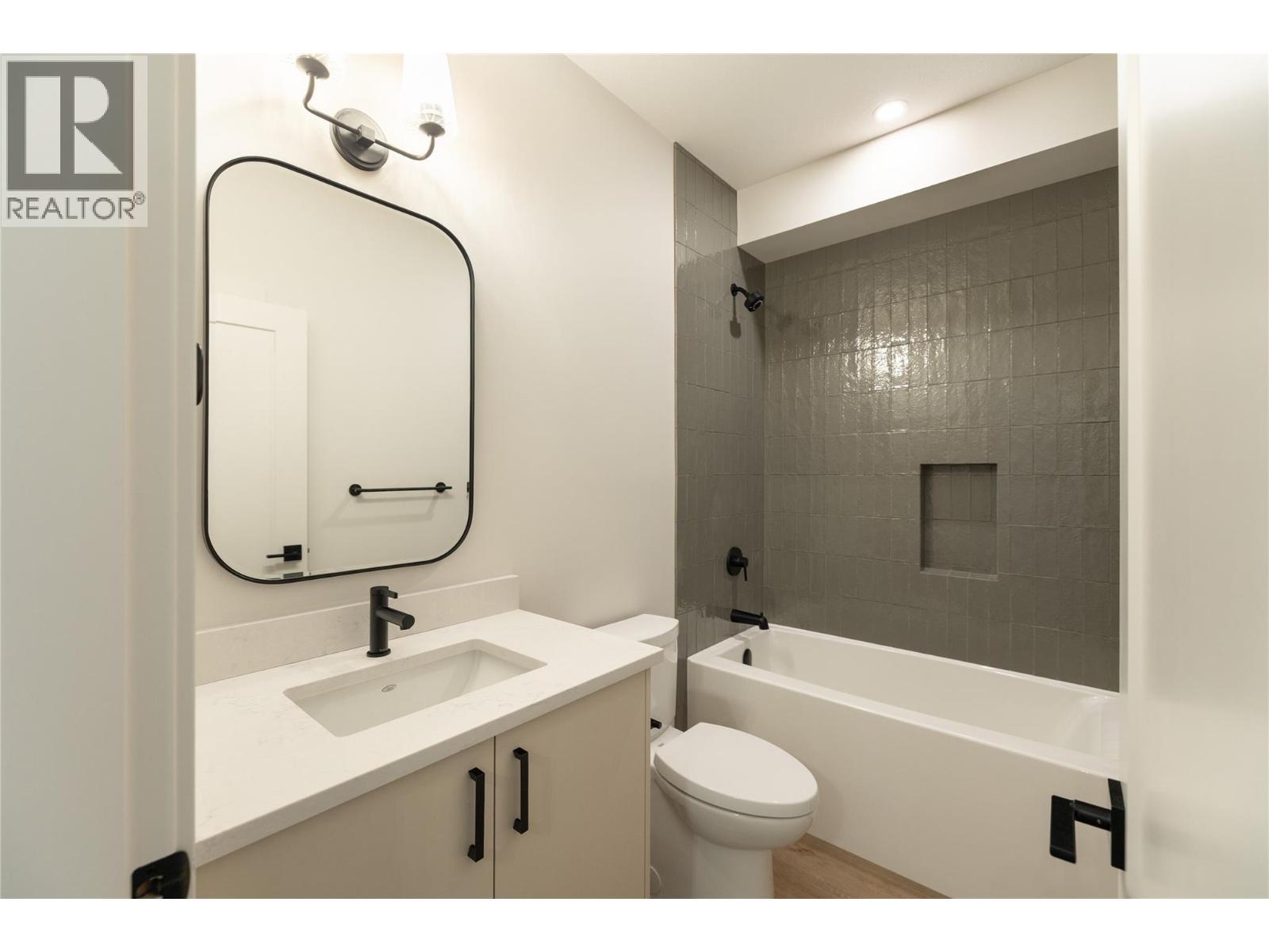 2125 Montenegro Drive, Kelowna, BC - Indoor Photo Showing Bathroom