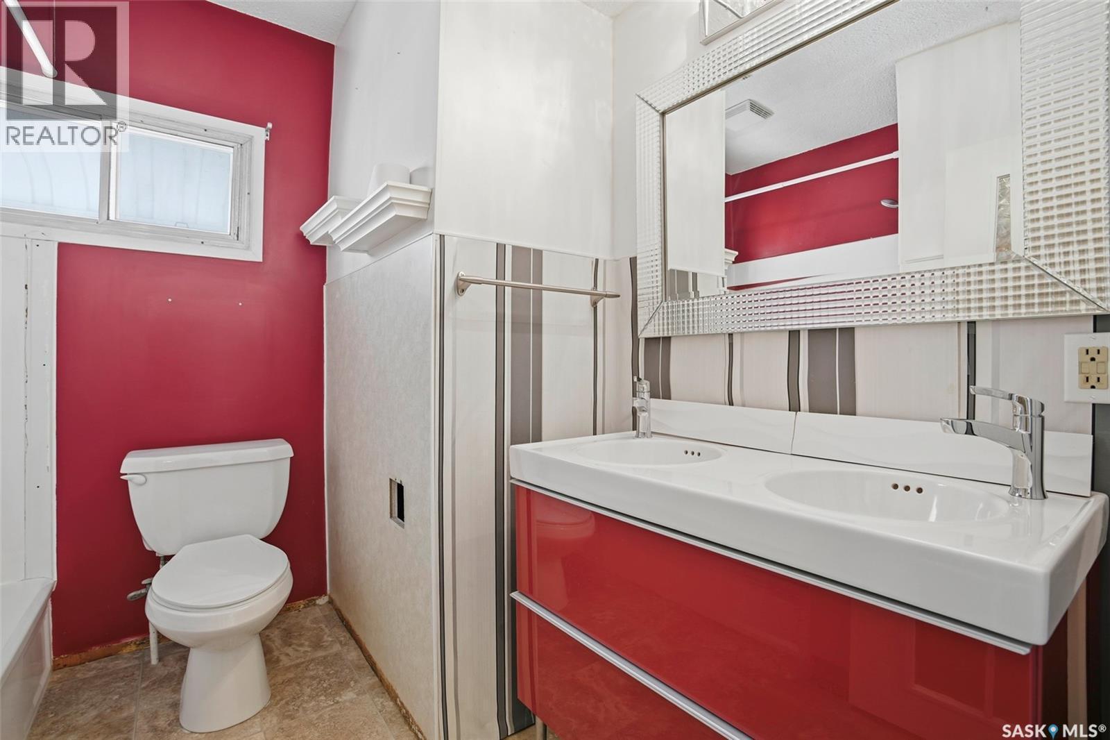 721 H Avenue S, Saskatoon, SK - Indoor Photo Showing Bathroom