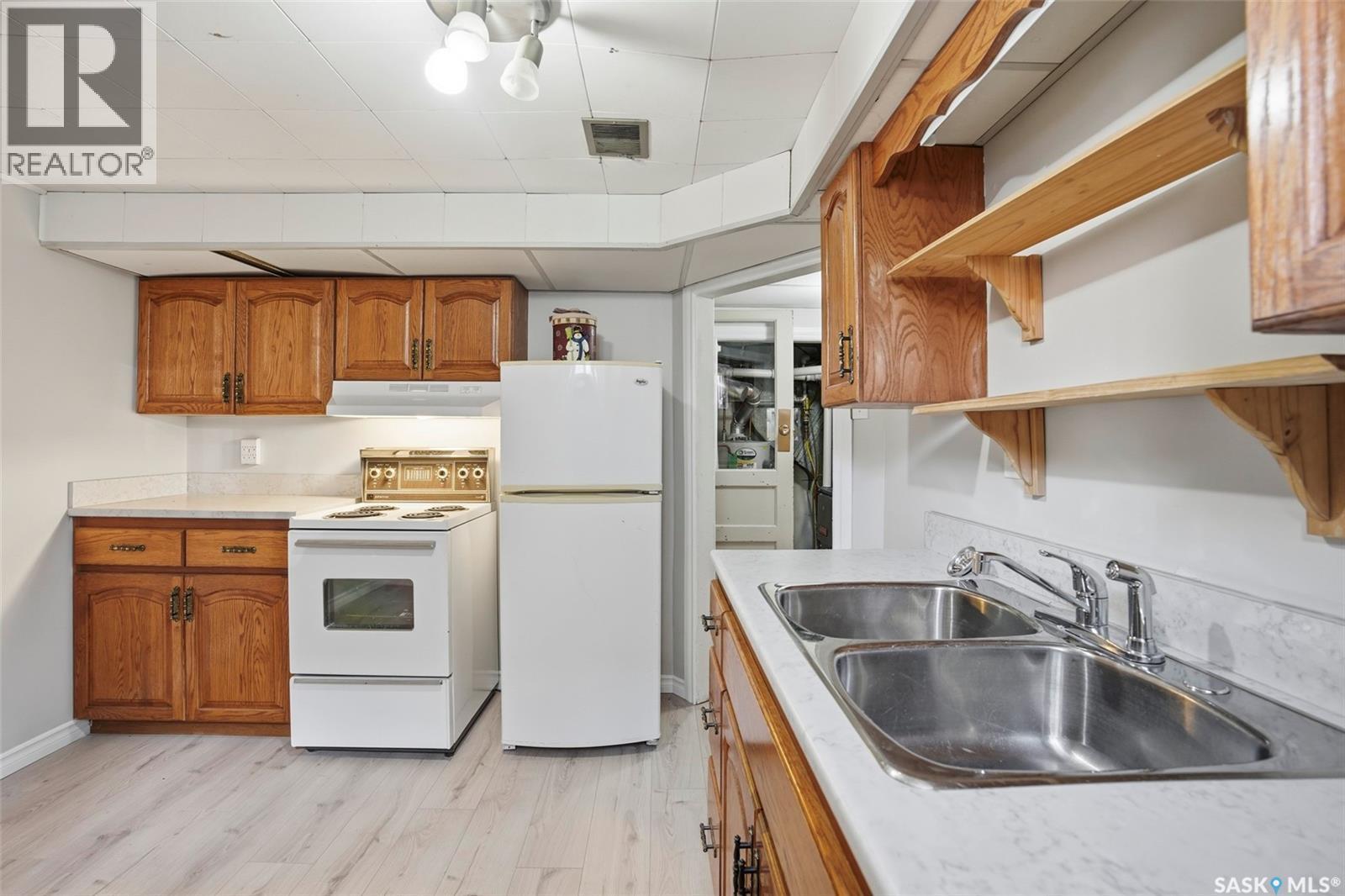 721 H Avenue S, Saskatoon, SK - Indoor Photo Showing Kitchen With Double Sink