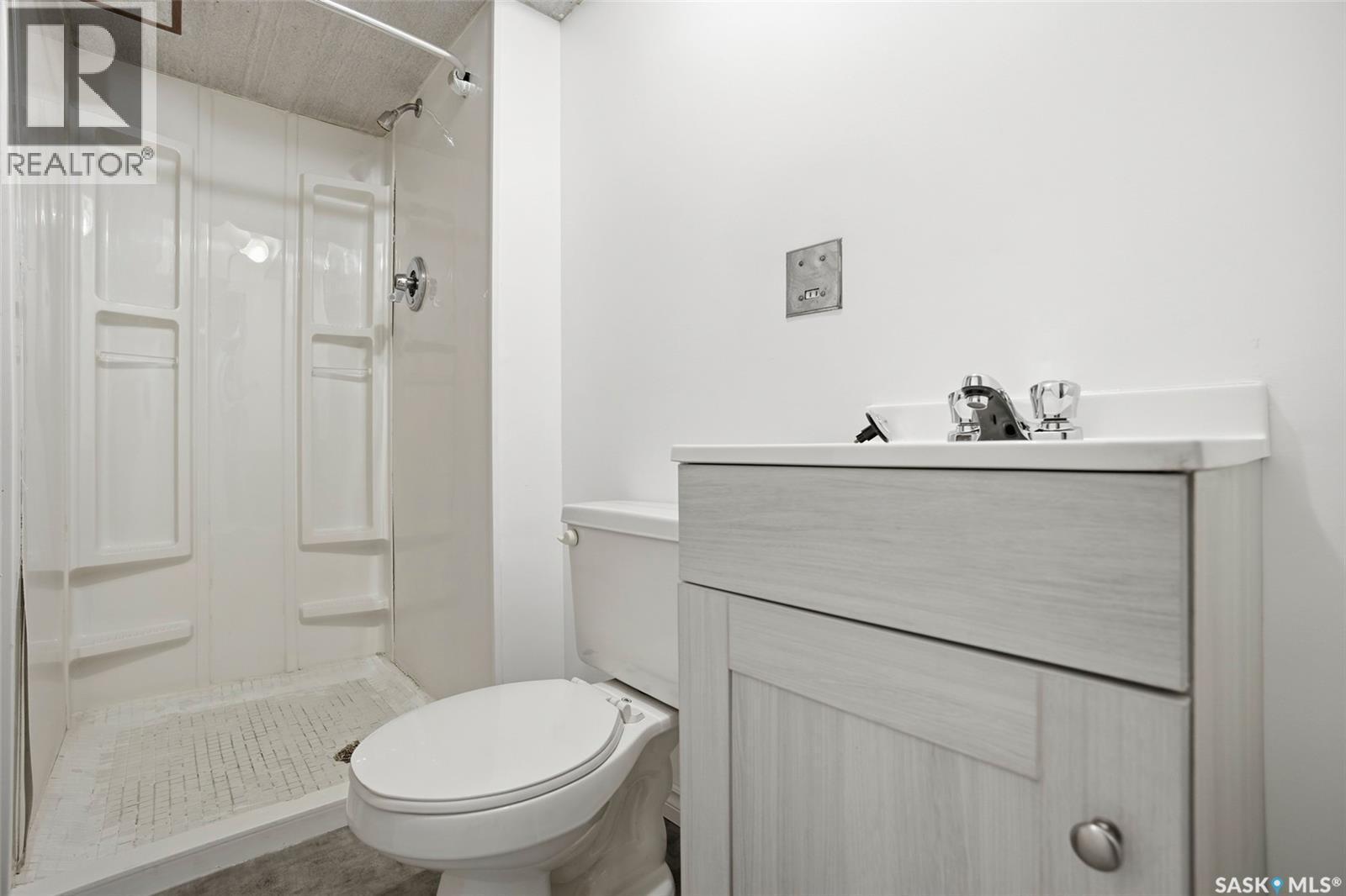 721 H Avenue S, Saskatoon, SK - Indoor Photo Showing Bathroom