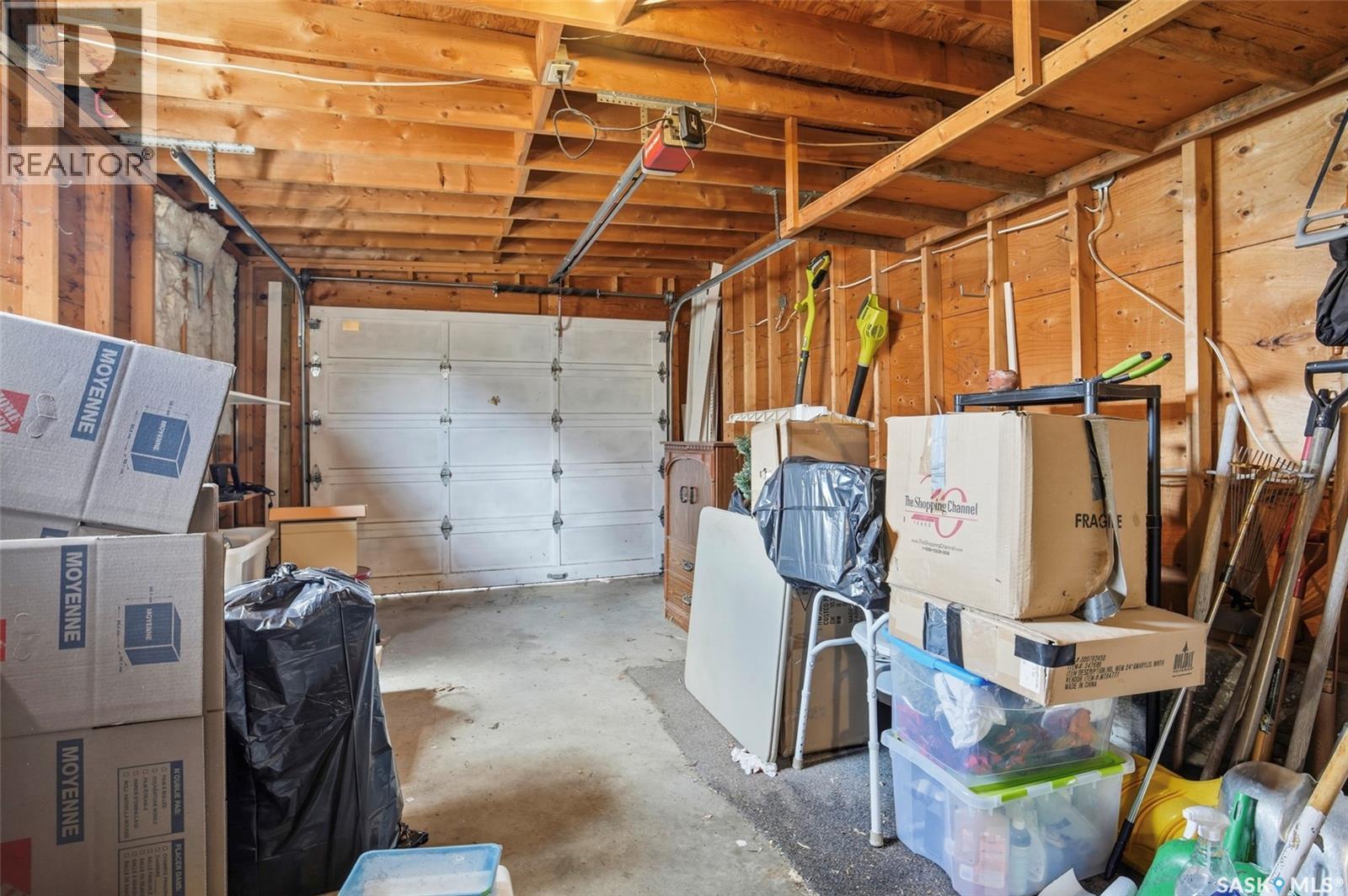721 H Avenue S, Saskatoon, SK - Indoor Photo Showing Garage