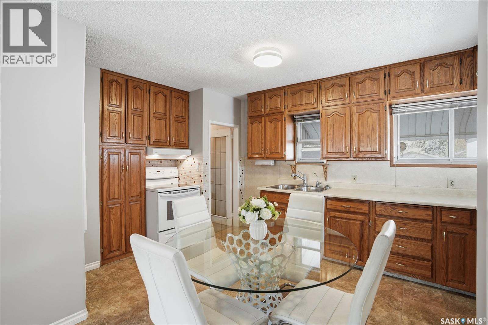 721 H Avenue S, Saskatoon, SK - Indoor