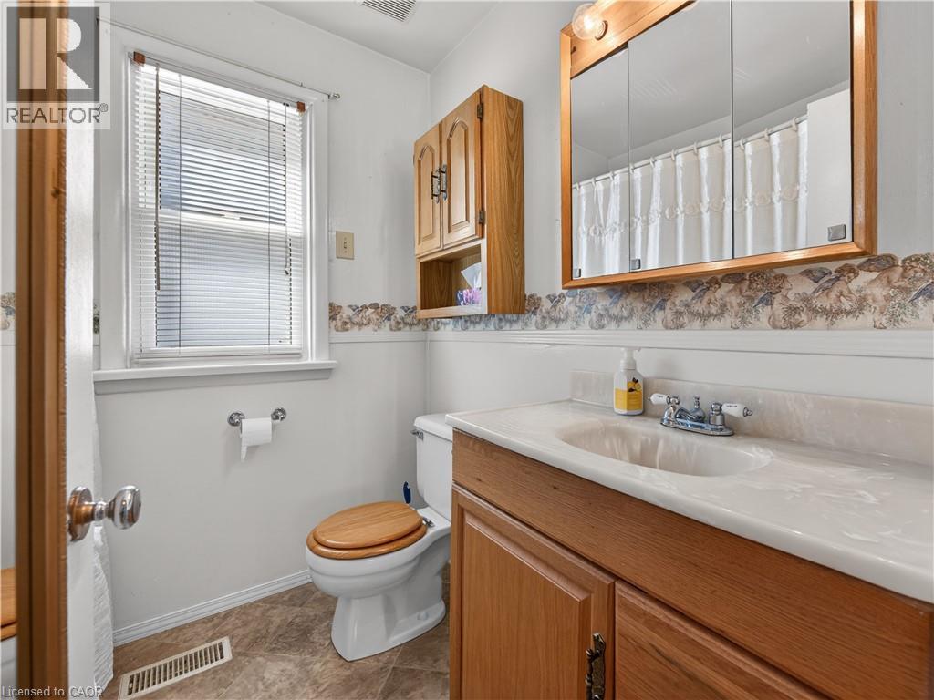 16 Brodick Street, Hamilton, ON - Indoor Photo Showing Bathroom