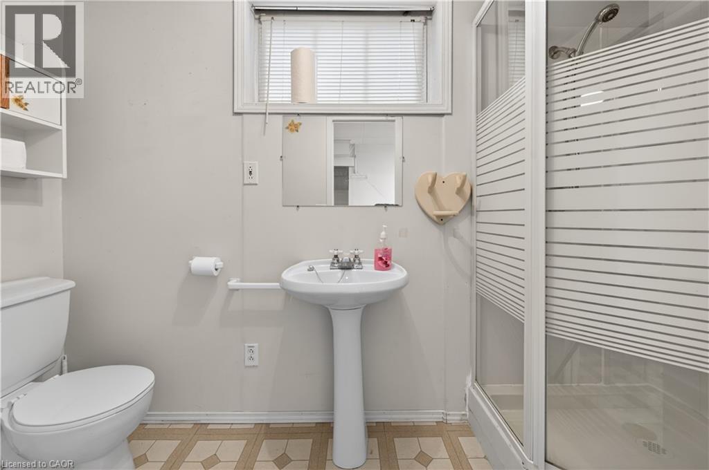 16 Brodick Street, Hamilton, ON - Indoor Photo Showing Bathroom