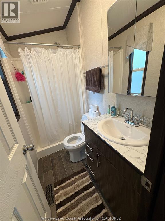 22 Poplar Lane, Leamington, ON - Indoor Photo Showing Bathroom