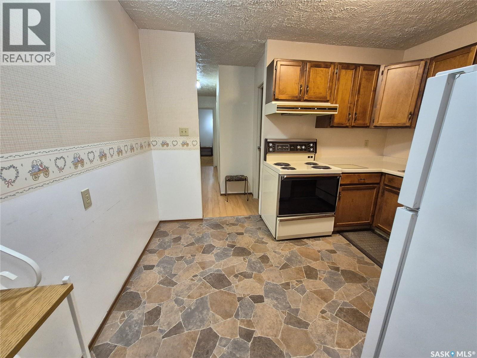 16 228 3Rd Street, Weyburn, SK - Indoor