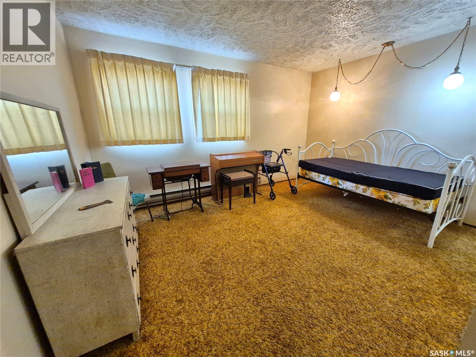 16 228 3Rd Street, Weyburn, SK - Indoor Photo Showing Other Room