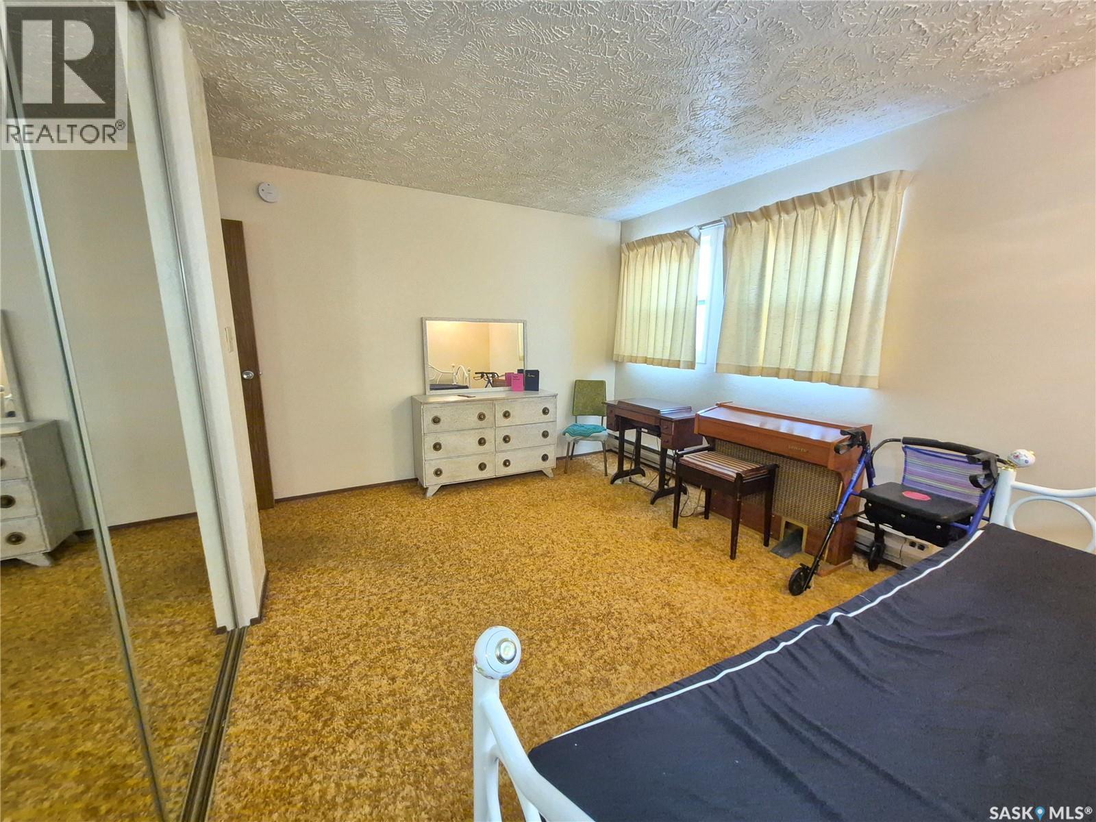 16 228 3Rd Street, Weyburn, SK - Indoor