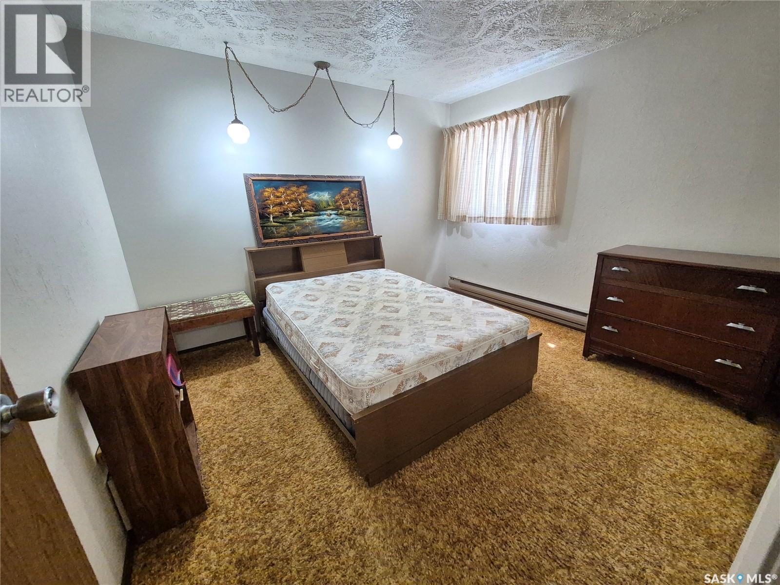 16 228 3Rd Street, Weyburn, SK - Indoor Photo Showing Bedroom