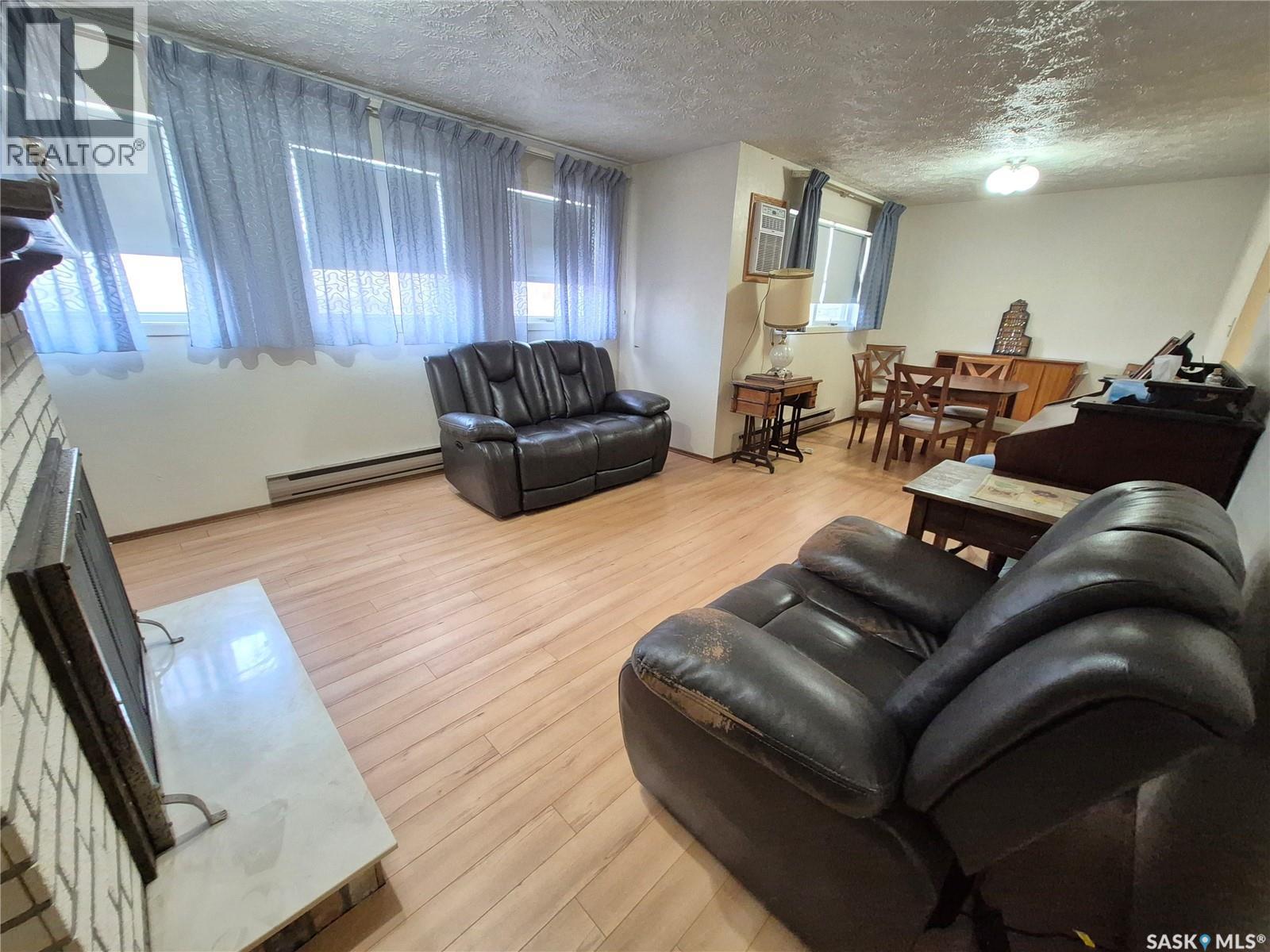 16 228 3Rd Street, Weyburn, SK - Indoor Photo Showing Living Room