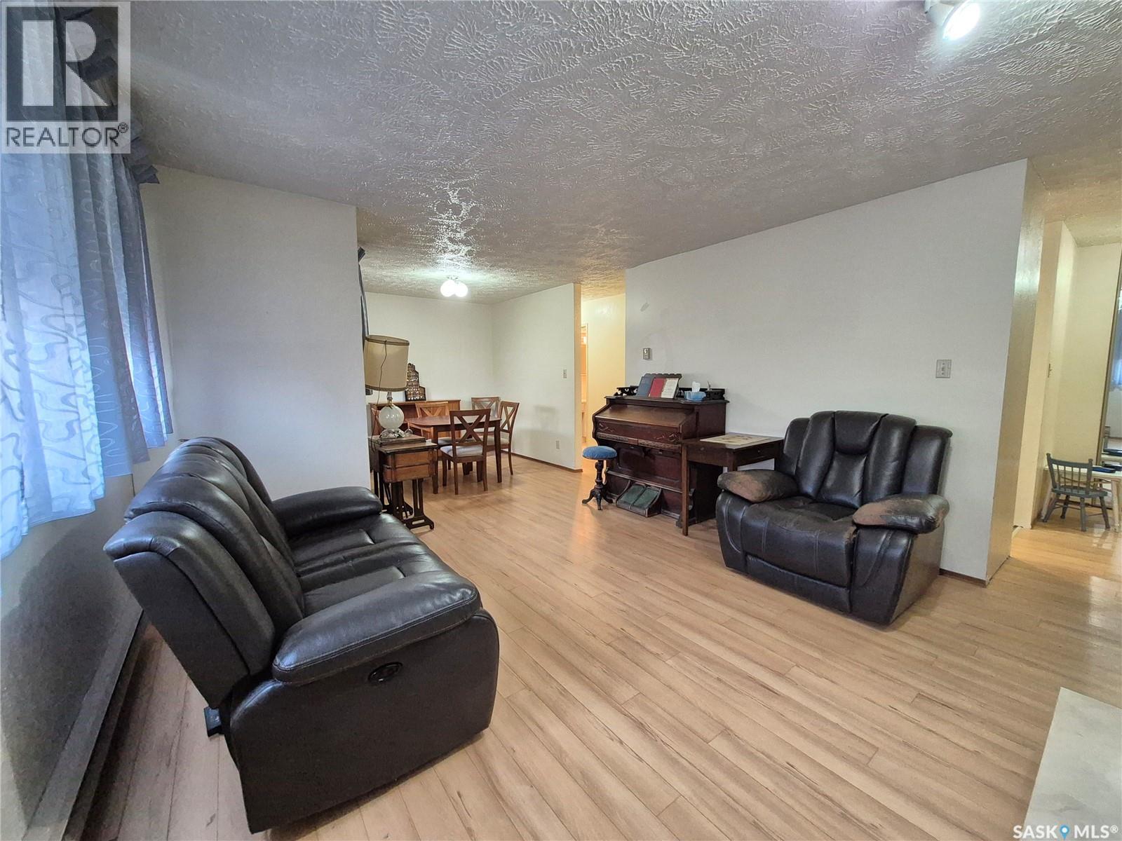 16 228 3Rd Street, Weyburn, SK - Indoor Photo Showing Living Room